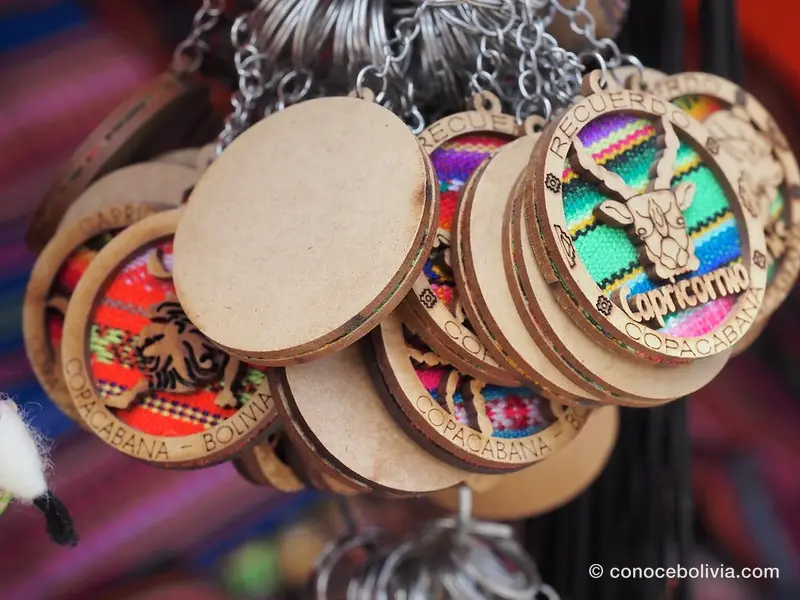 Llaveros de madera con el nombre Copacabana, Bolivia, en un puesto de recuerdos