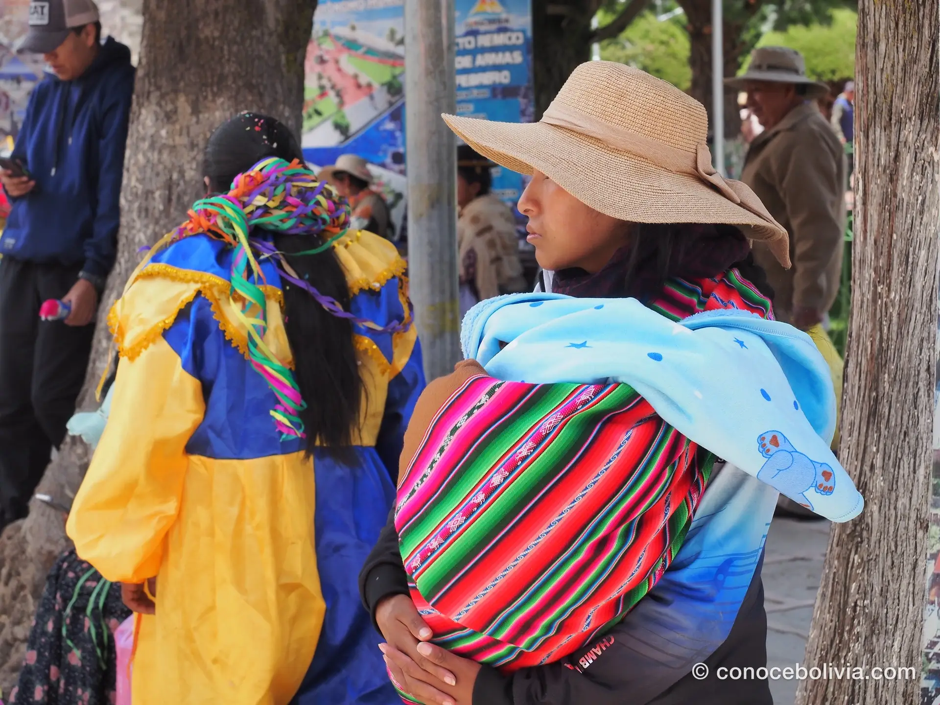 Niños con trajes de carnaval en una calle de Copacabana