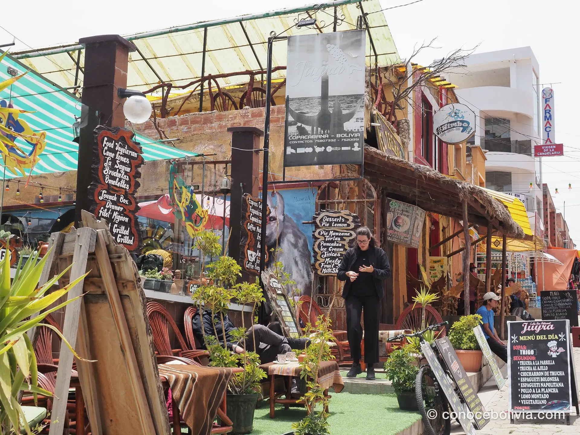 Terraza del restaurante Juyra con menú del día de trucha