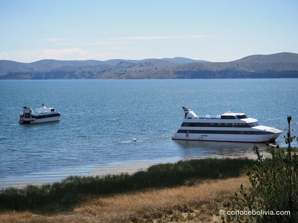 Barco con pasajeros navegando el Lago Titicaca
