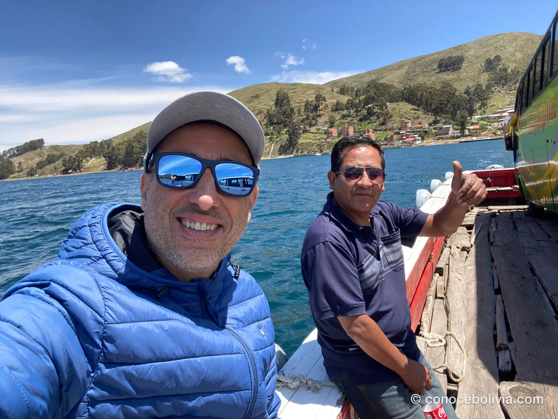 Selfie con el chófer durante la espera para cruzar el Estrecho de Tiquina