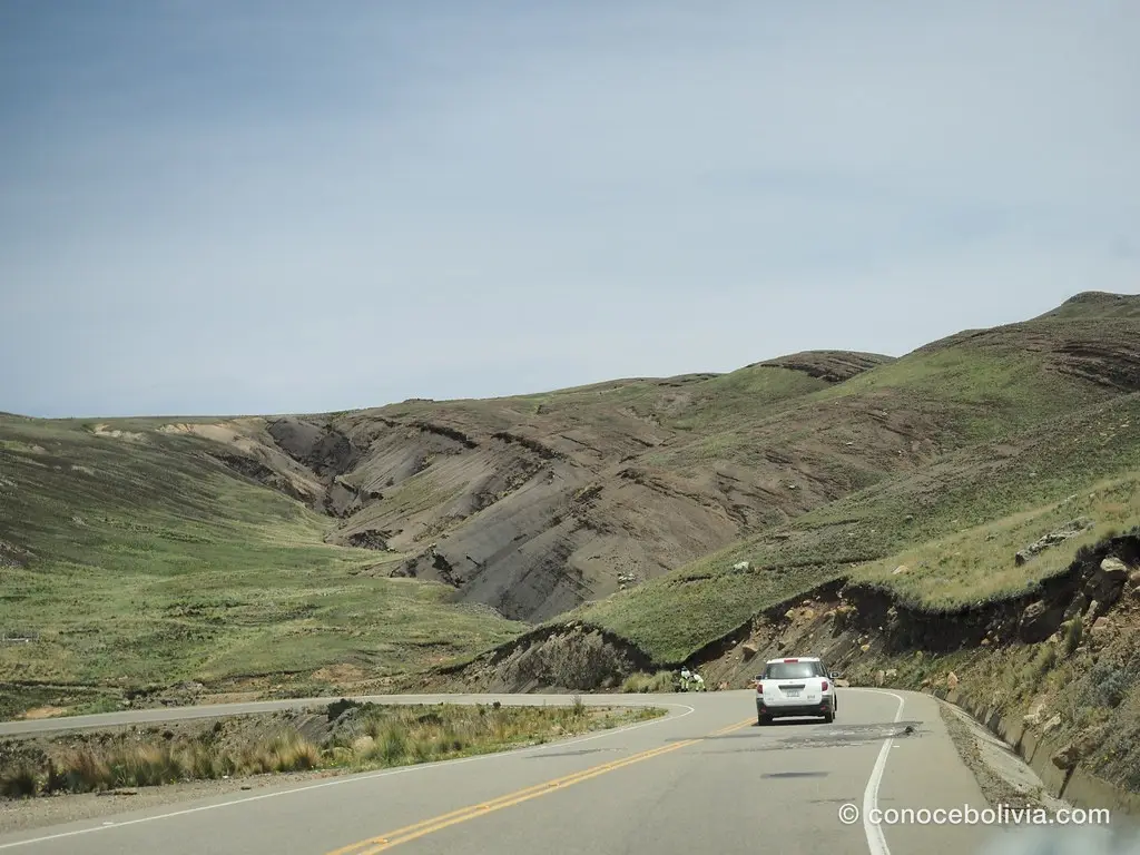 Carretera tranquila y en buen estado camino al Lago Titicaca, entre montañas