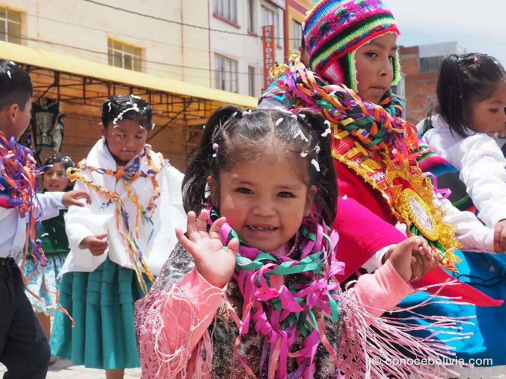 Niña con cintas de colores durante el carnaval de Copacabana