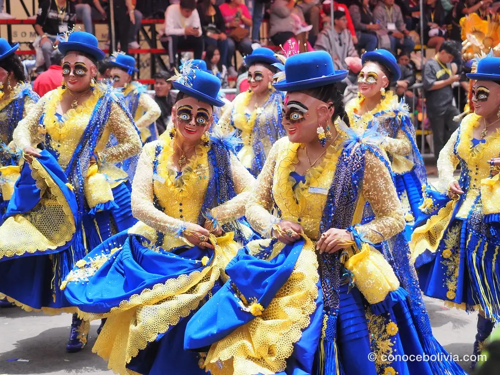 Bailarinas con sombrero azul y maquillaje de ojos pintados