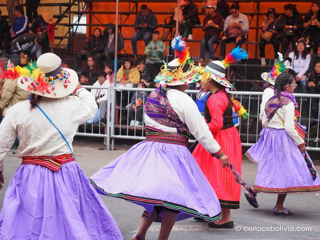 Músicos de banda tocando tuba durante el desfile del Carnaval de Oruro