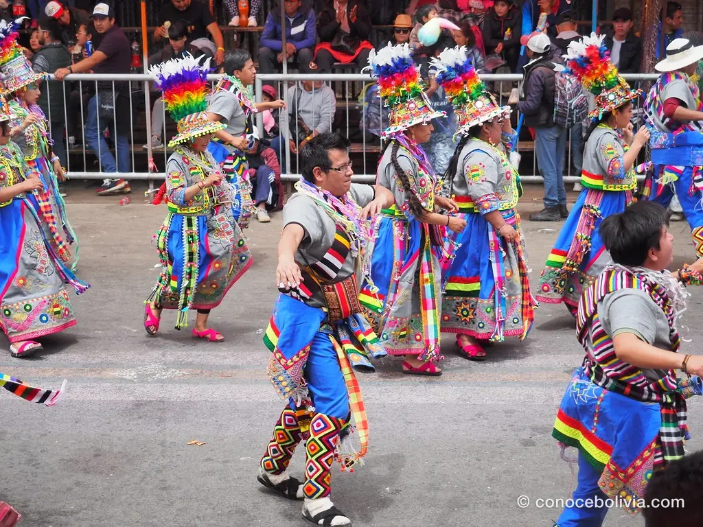 Bailarines de morenada con tocados de plumas multicolor