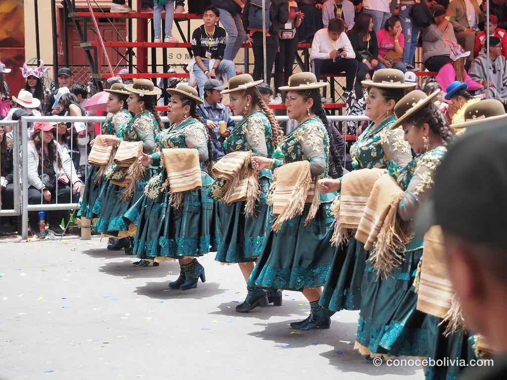 Bailarinas con vestidos azul y dorado y maquillaje de ojos pintados