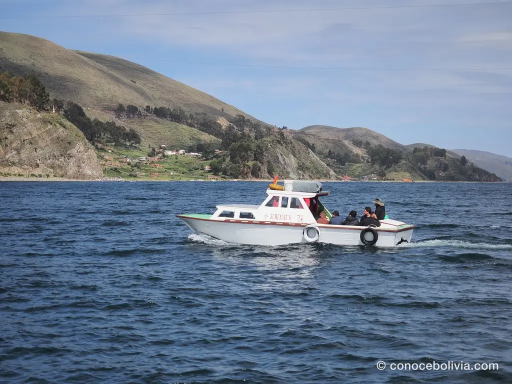 Carretera de acceso hacia el Lago Titicaca entre montañas