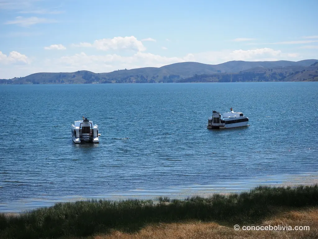 Dos catamaranes turísticos navegando el lago