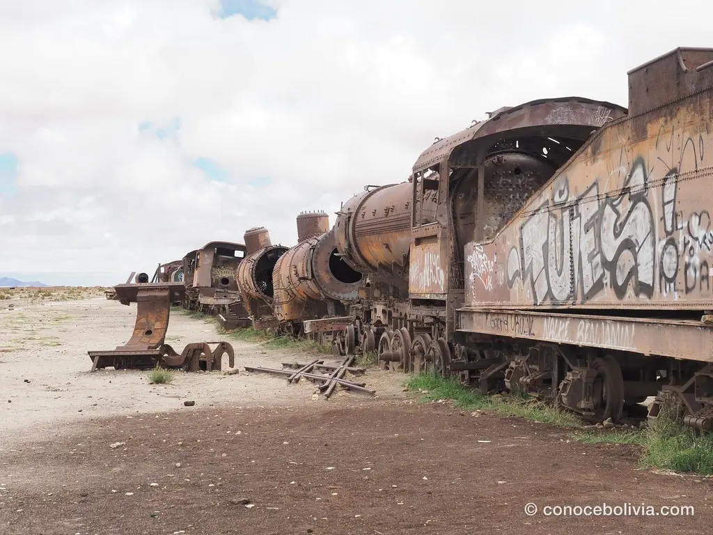 Locomotoras oxidadas del cementerio de trenes de Uyuni