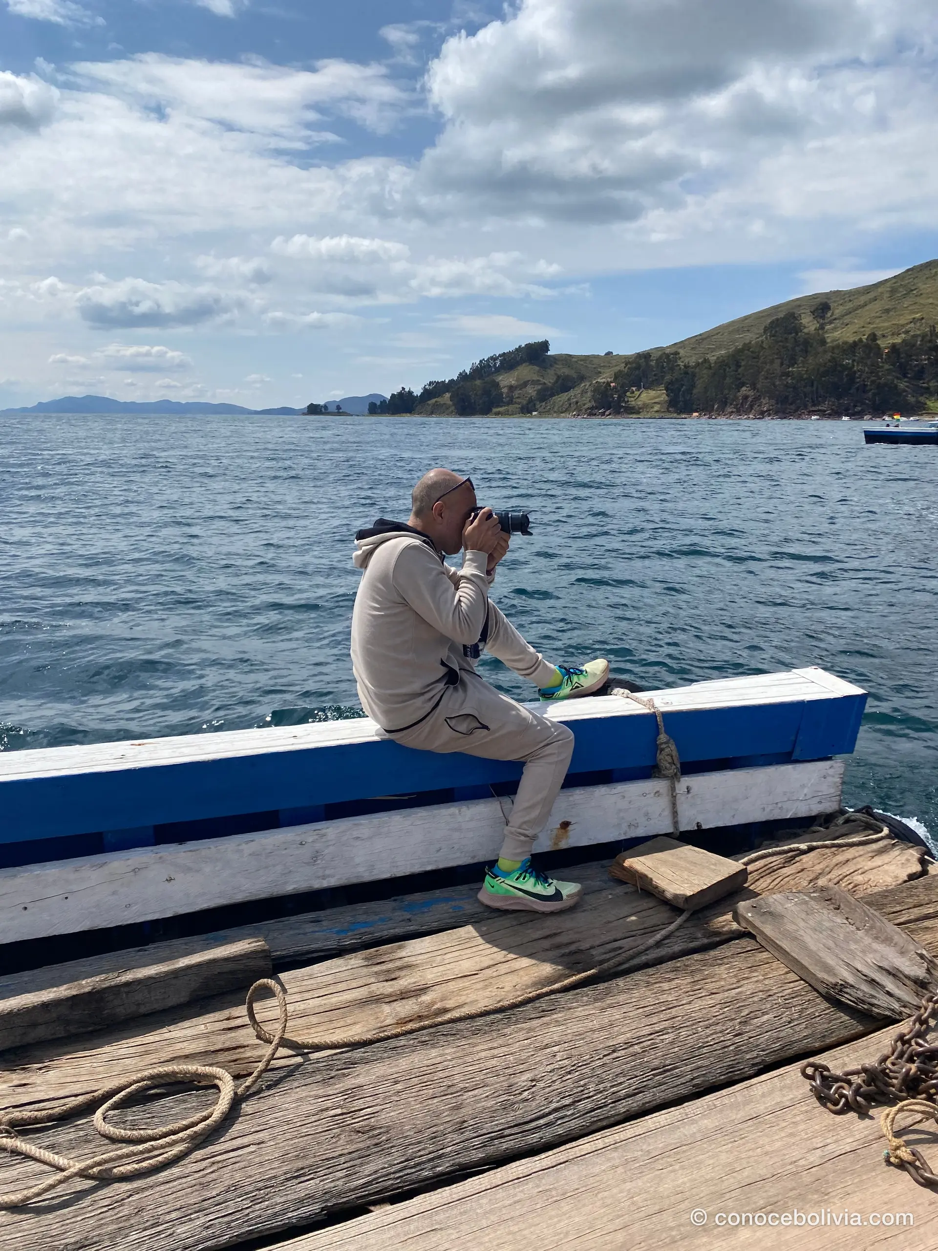 Fotografiando desde un embarcadero de madera junto al Titicaca