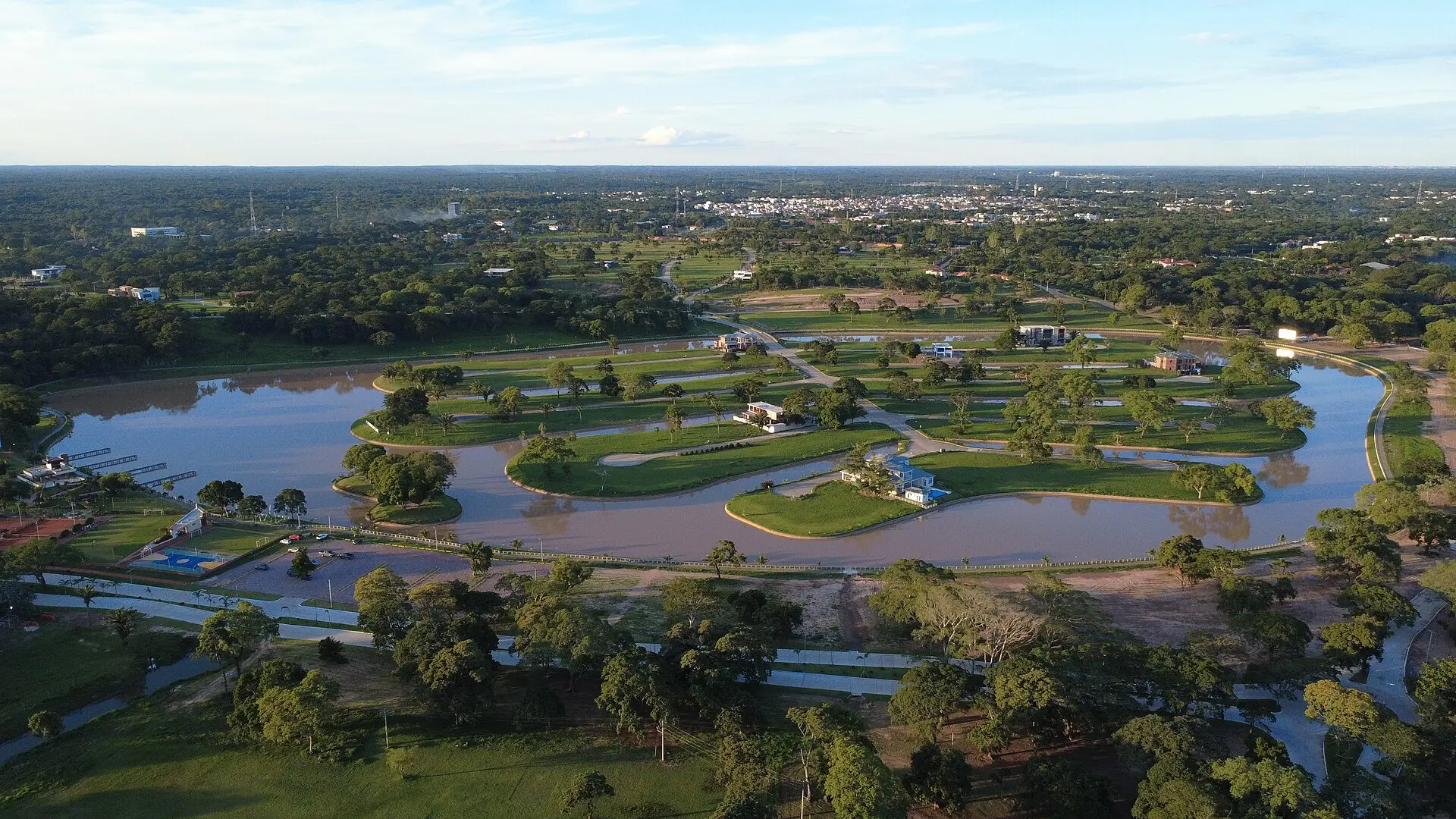 Vista aérea de lagunas rodeadas de vegetación en la zona del Urubó, cerca de Güembé
