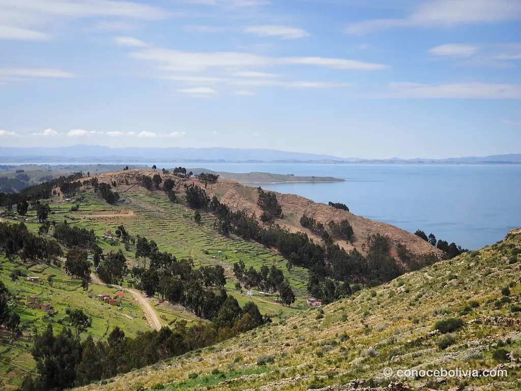 Horizonte de agua y montañas lejanas en el Lago Titicaca