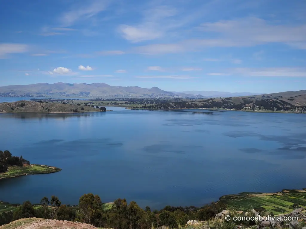 Panorámica calmada del Lago Titicaca desde una colina