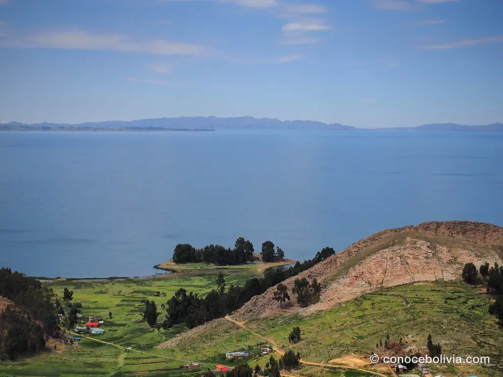 Vista aérea de islas del Lago Titicaca desde una colina