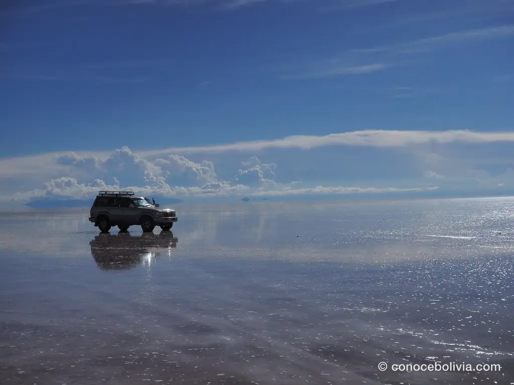 4x4 recorriendo el salar bajo un cielo azul intenso