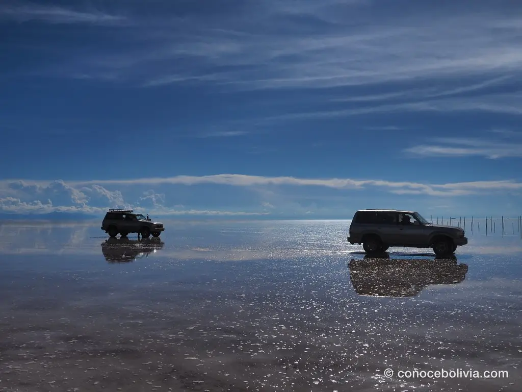 Dos 4x4 recorriendo el salar en paralelo
