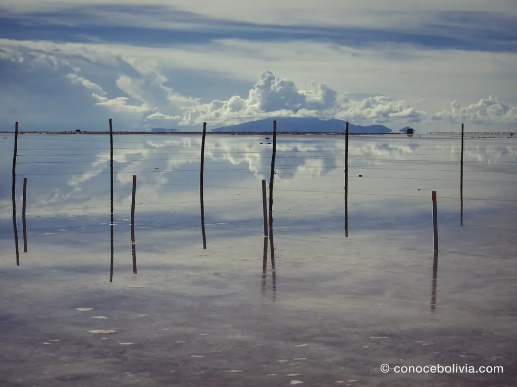 Cielo y nubes reflejados en la lámina de agua del salar, sin ningún otro elemento