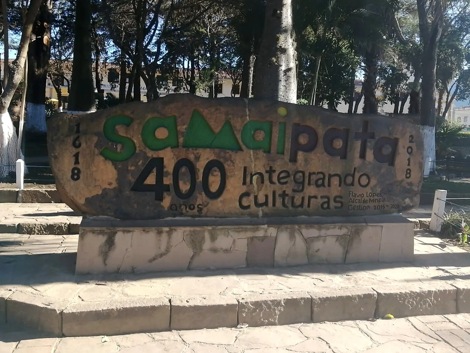 Monumento de piedra en la plaza principal con el nombre de Samaipata y la leyenda «400 años, integrando culturas»